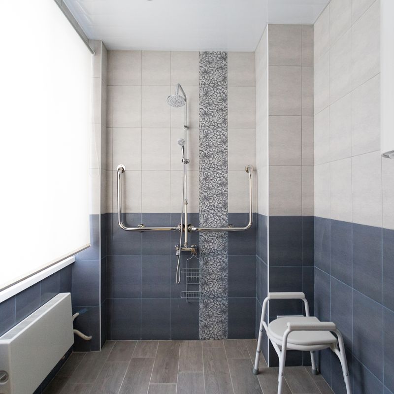 barrierefreie Dusche mit Haltestangen