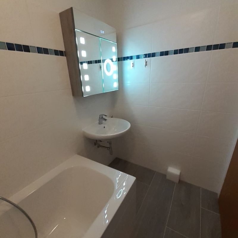 modernes Bad nach Umbau - Blick auf Waschbecken