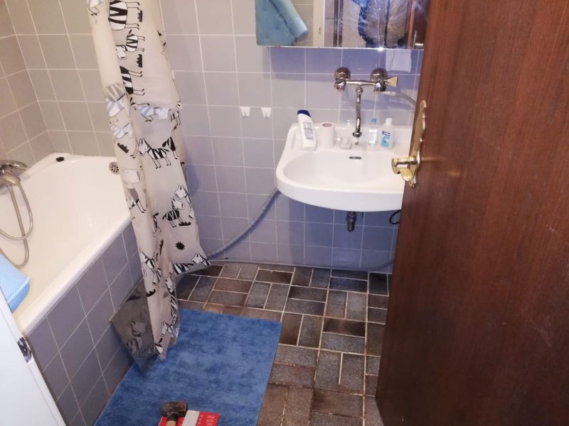 Blick auf altes Waschbecken und Wanne