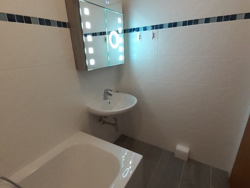 Blick auf die neue Waschbecken-/Spiegelkombination