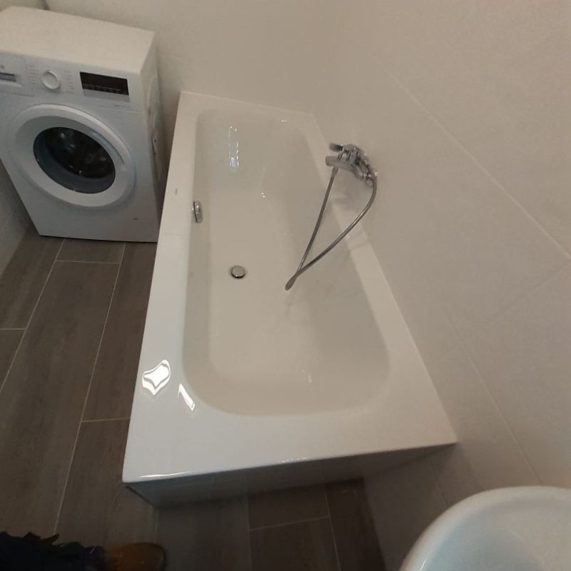 modernes Bad nach Umbau - Blick auf Wanne