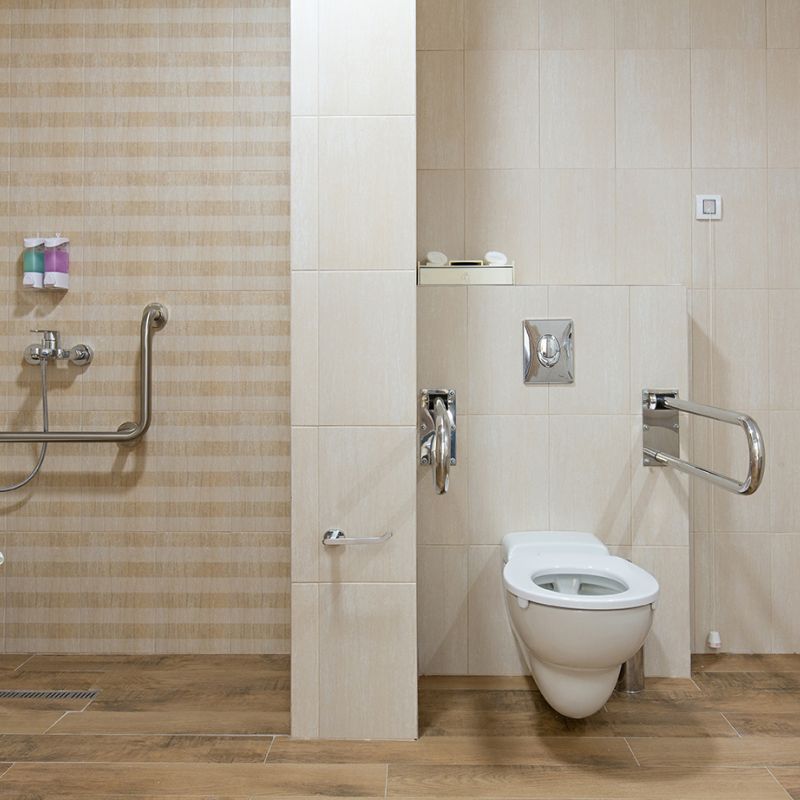 barrierefreies Bad mit Handläufen