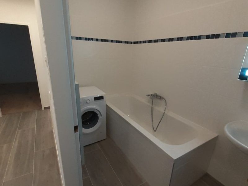 Badewanne und neue Waschmaschinennische nach Sanierung